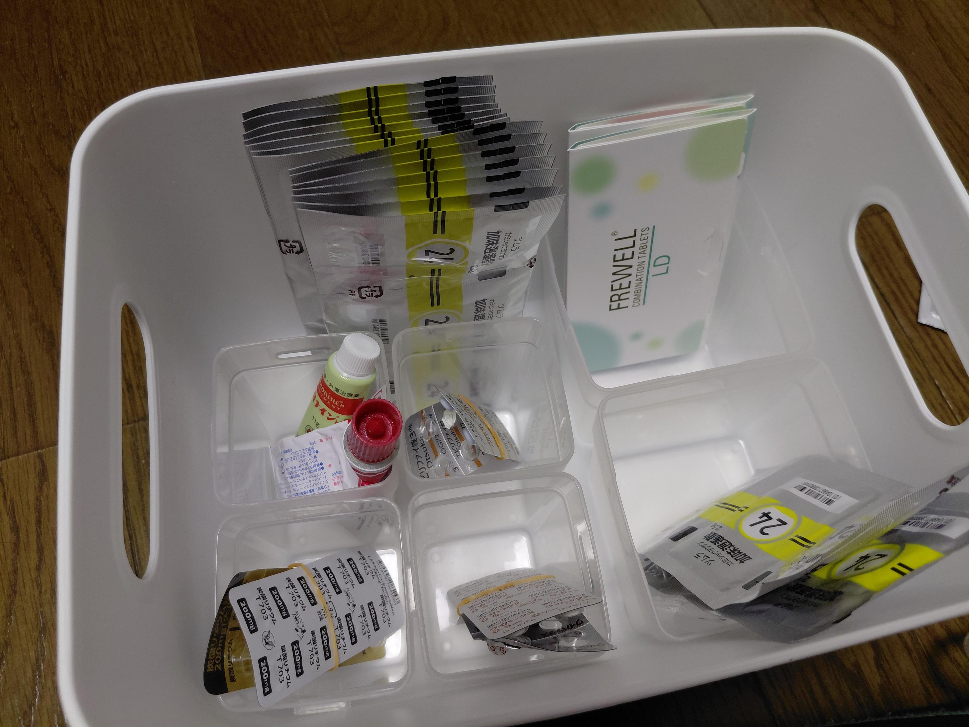 100均で作った薬箱。靴下ケースで薬箱突っ込むと楽